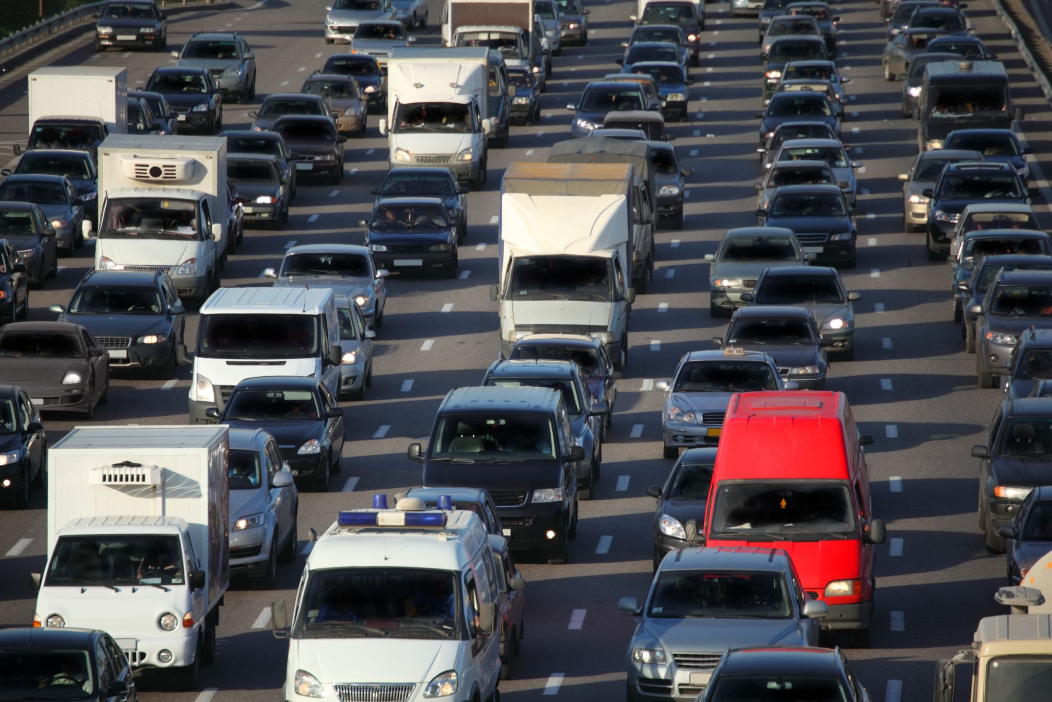 un embouteillage sur l’autoroute