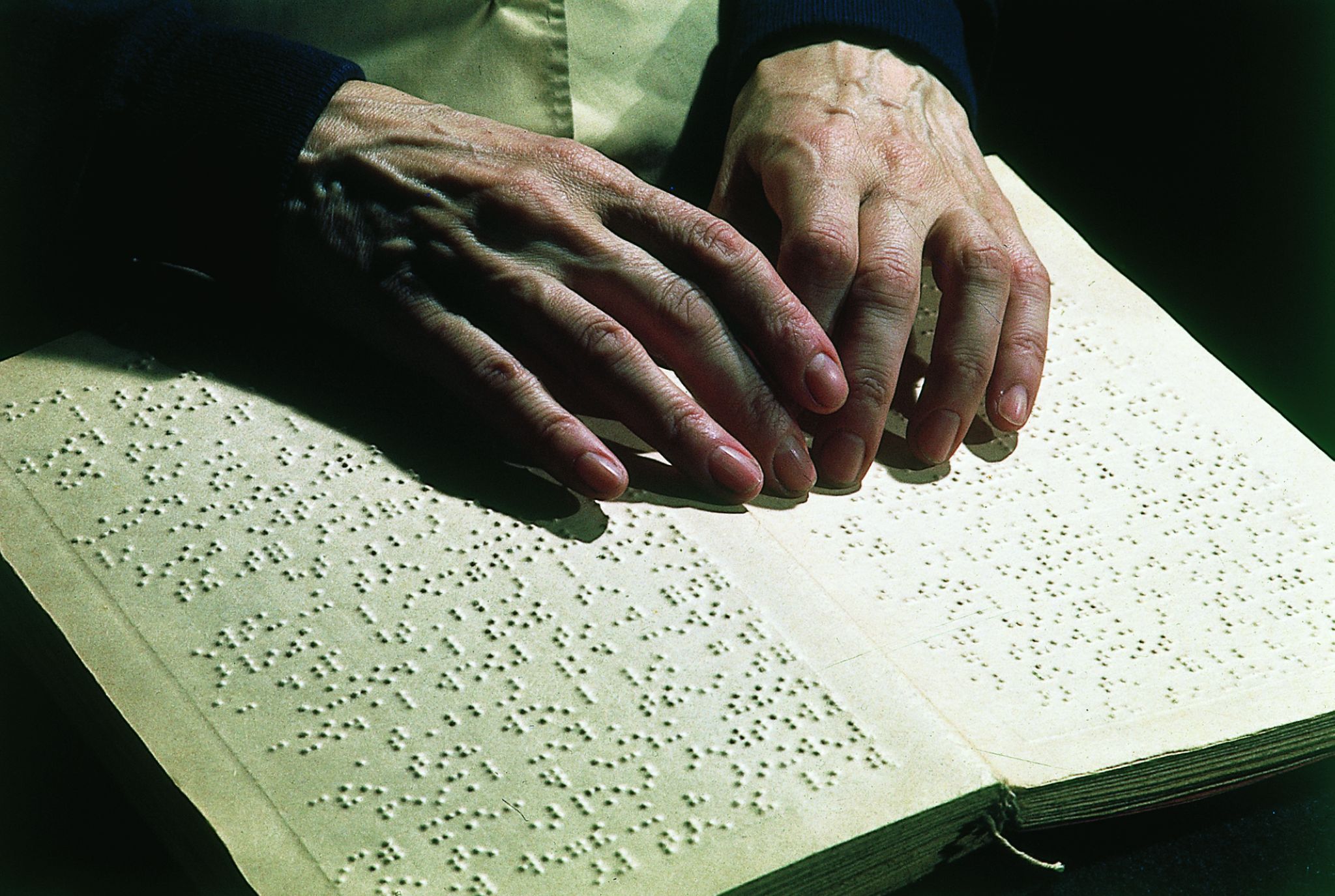 lecture d’un livre composé en braille