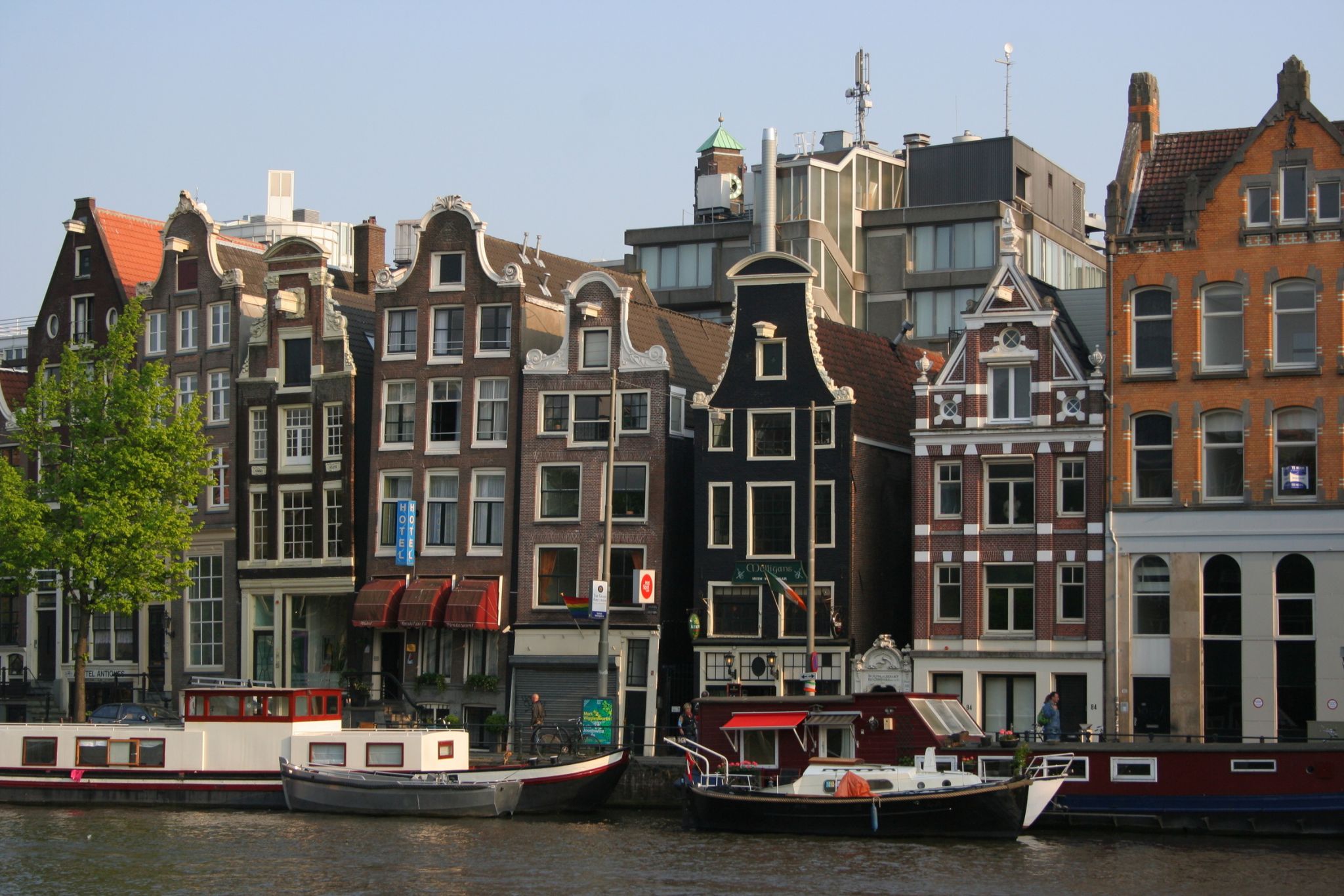 maisons typiques le long d’un canal à Amsterdam, Pays-Bas