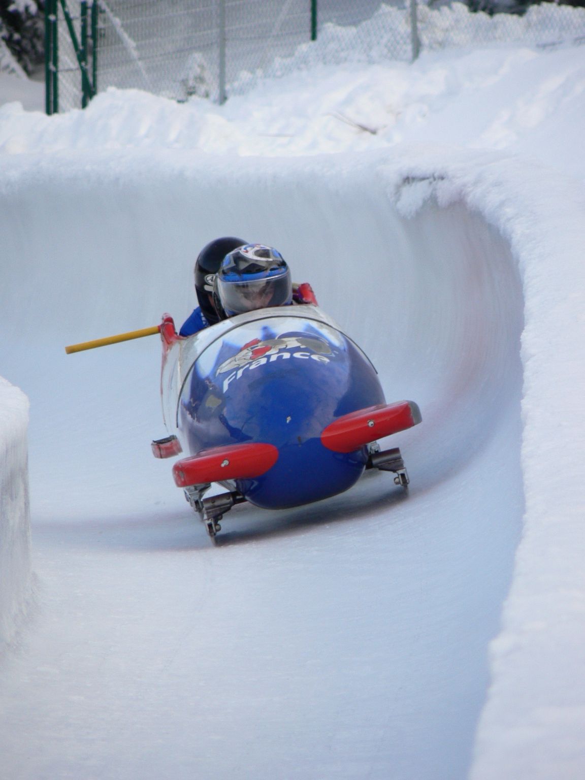 du bobsleigh sur une piste de glace