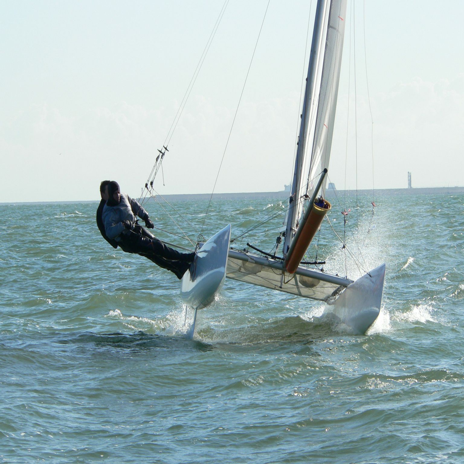 une position périlleuse sur un catamaran