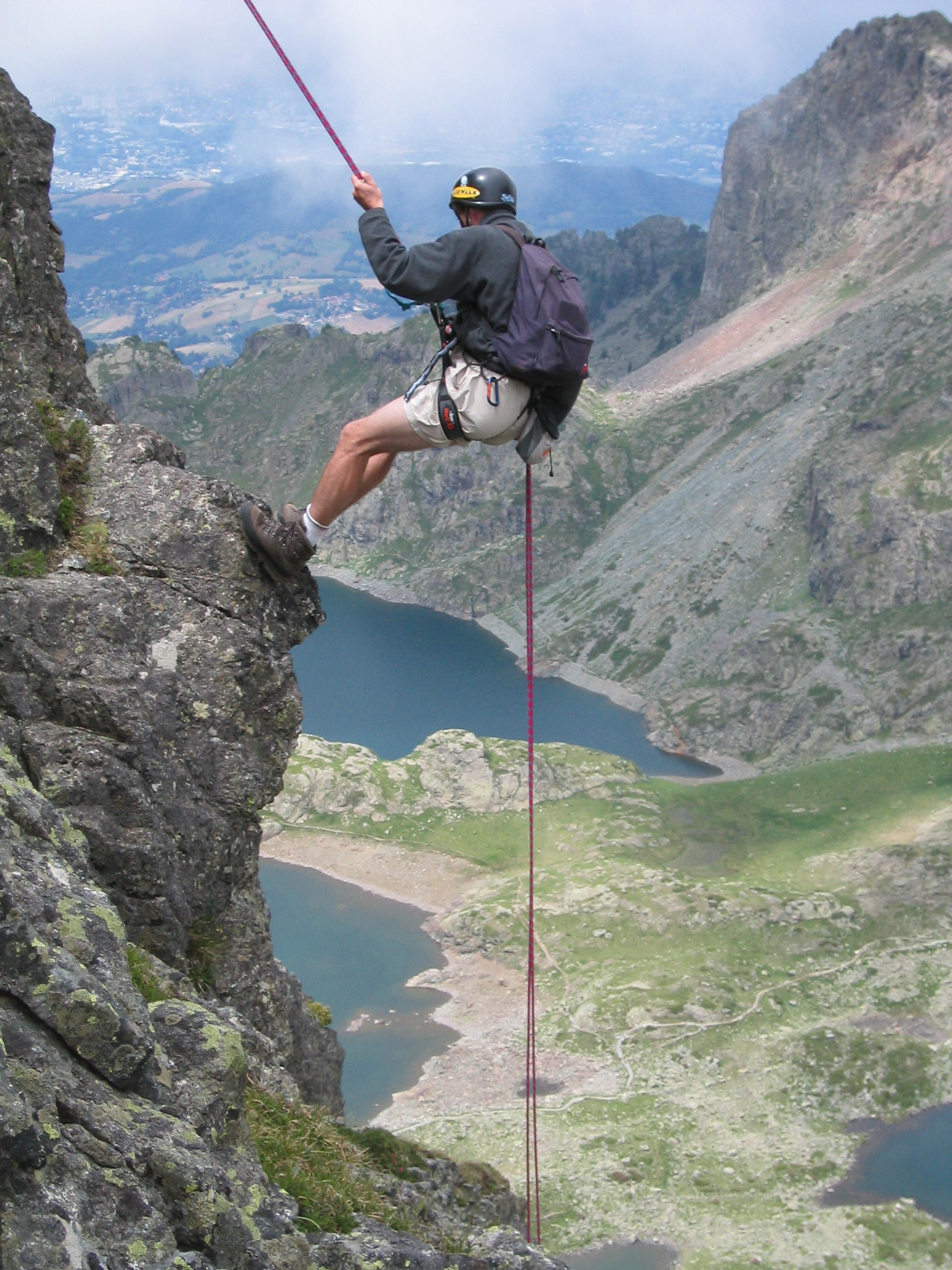 L’alpiniste s’est encordé pour escalader une paroi.