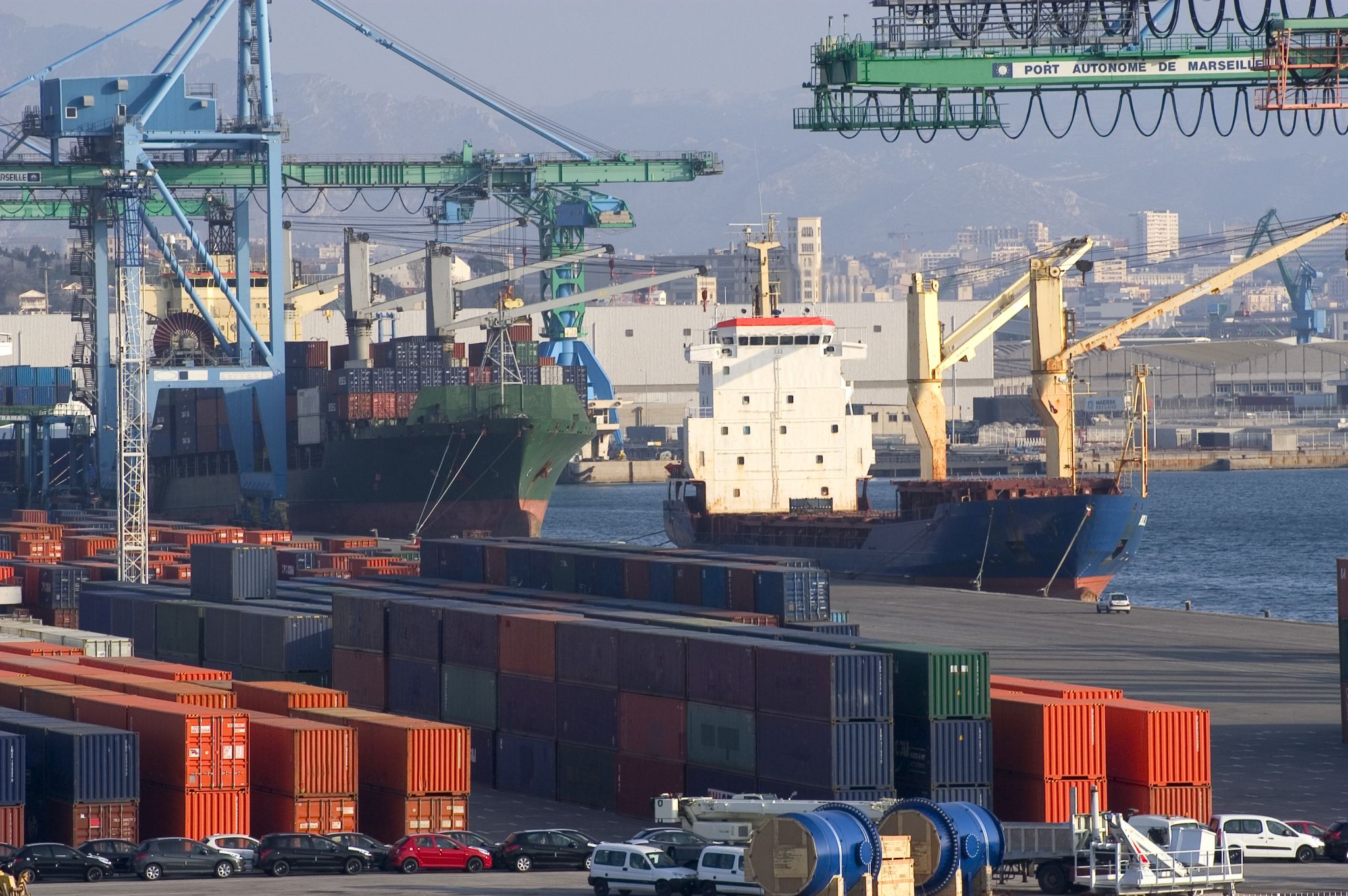 des docks dans une zone industrialo-portuaire (Marseille, France)