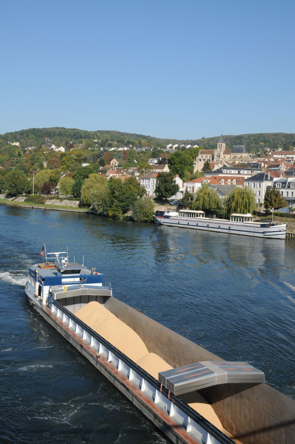 une péniche sur la Seine