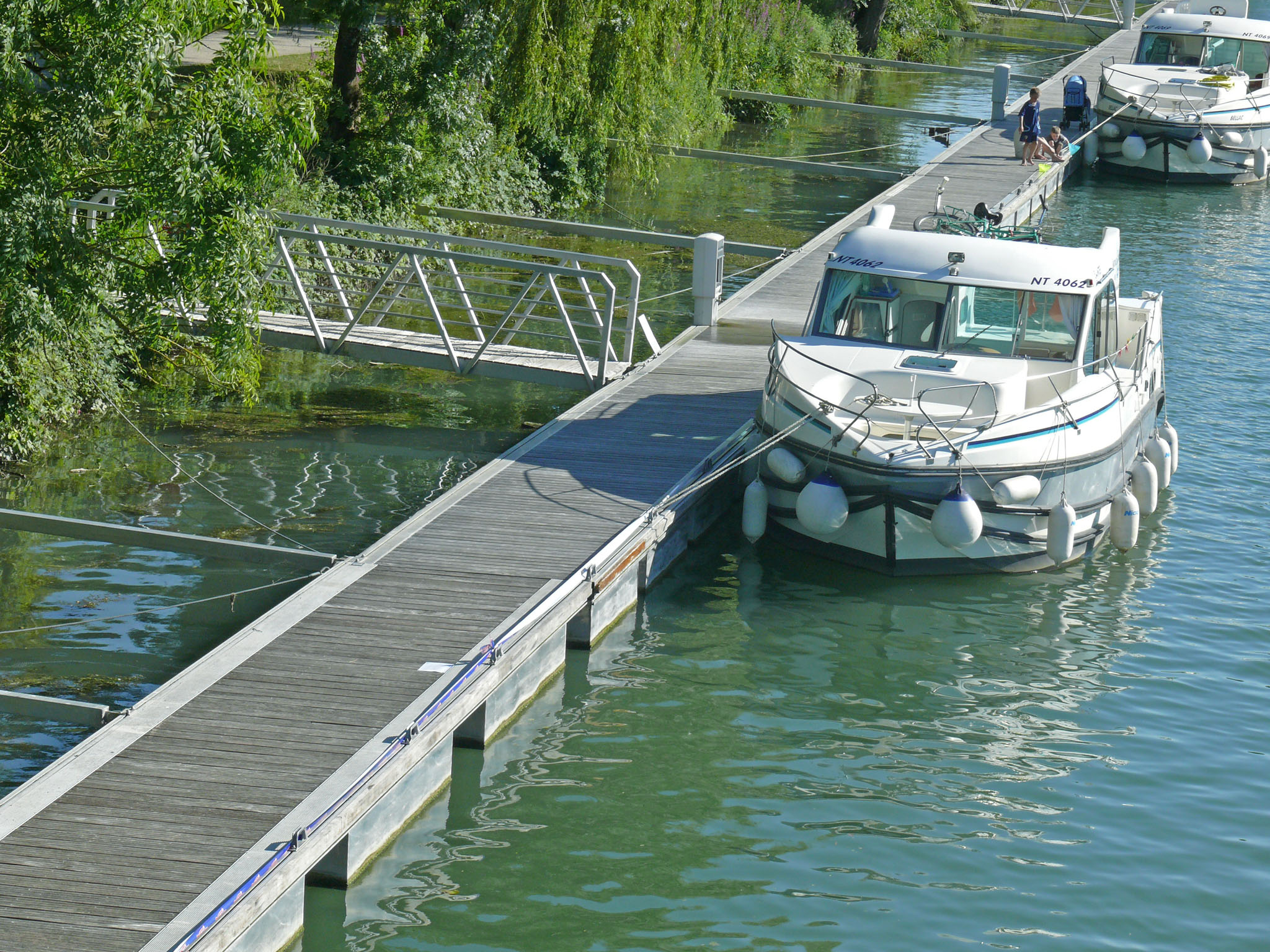 un bateau accosté au ponton