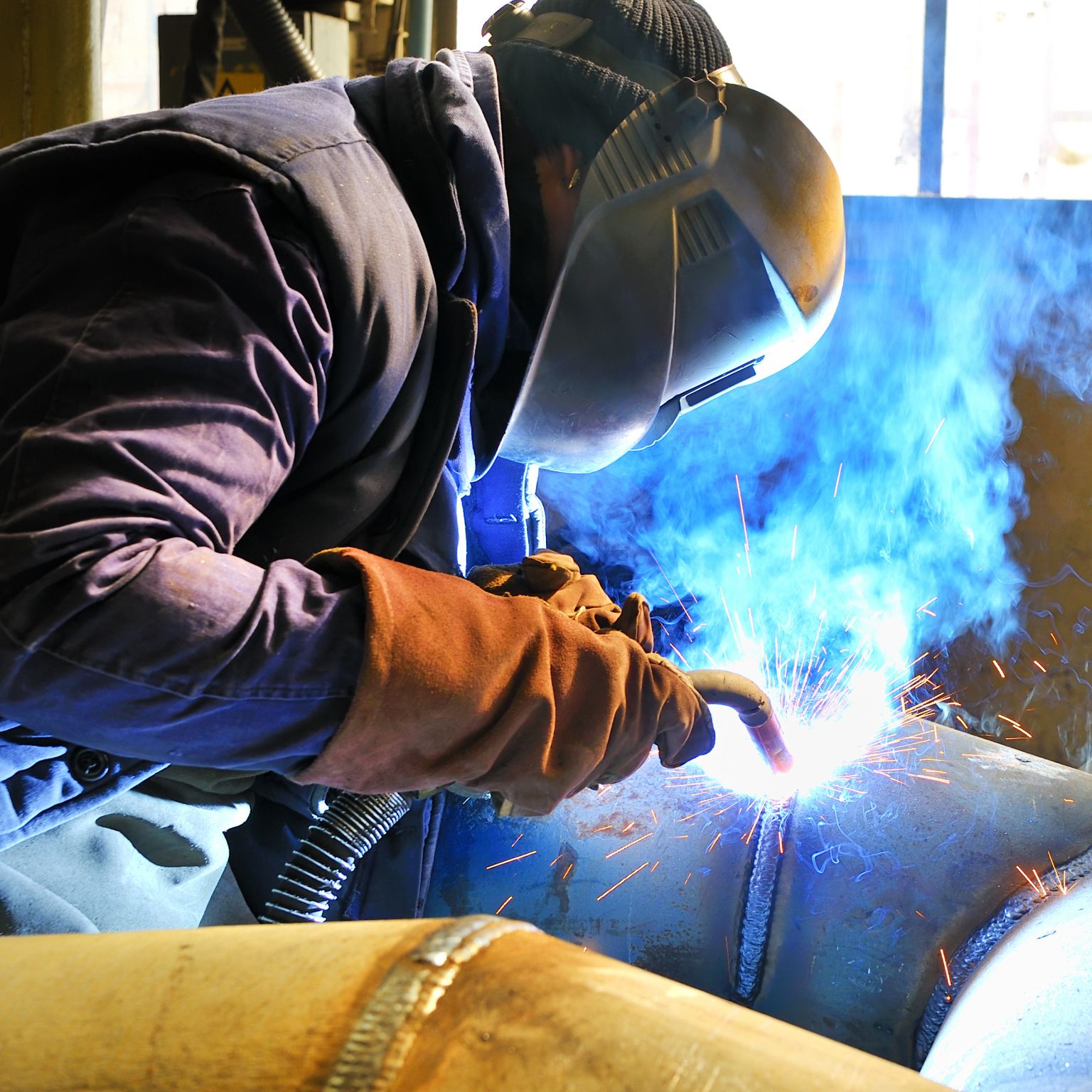 un travail de soudure avec un masque de protection