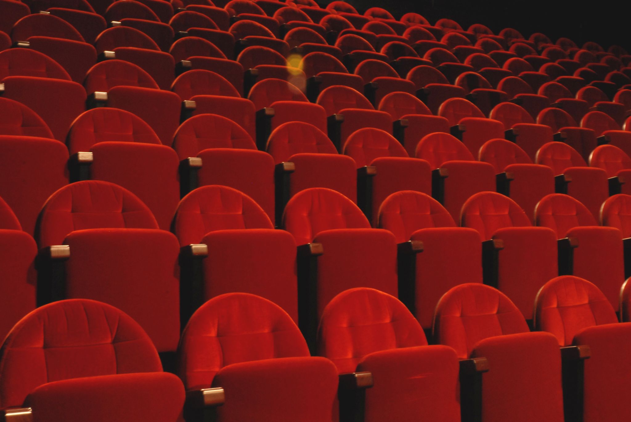 des strapontins dans une salle de théâtre