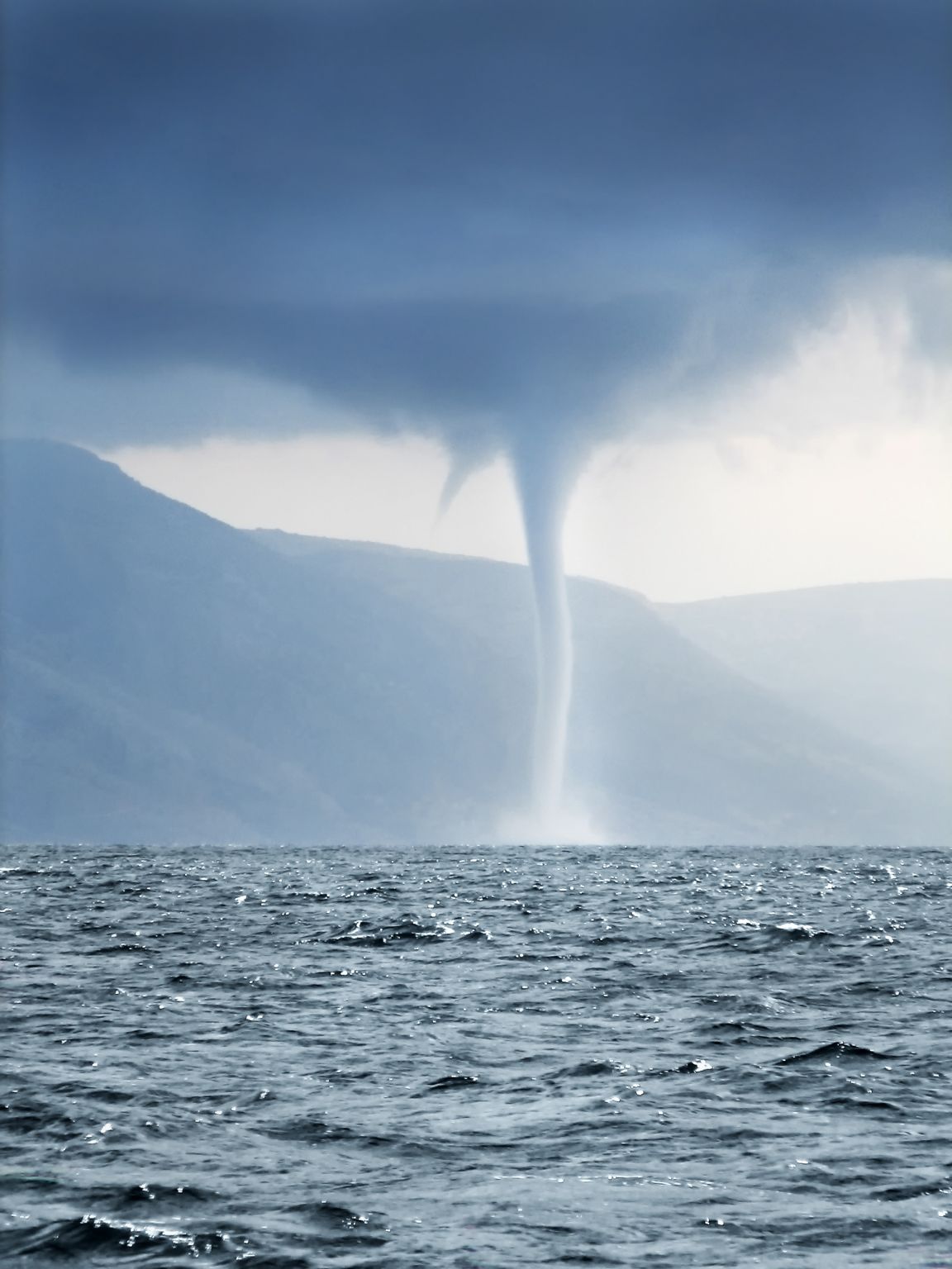 une trombe correspond à une tornade au-dessus de la mer