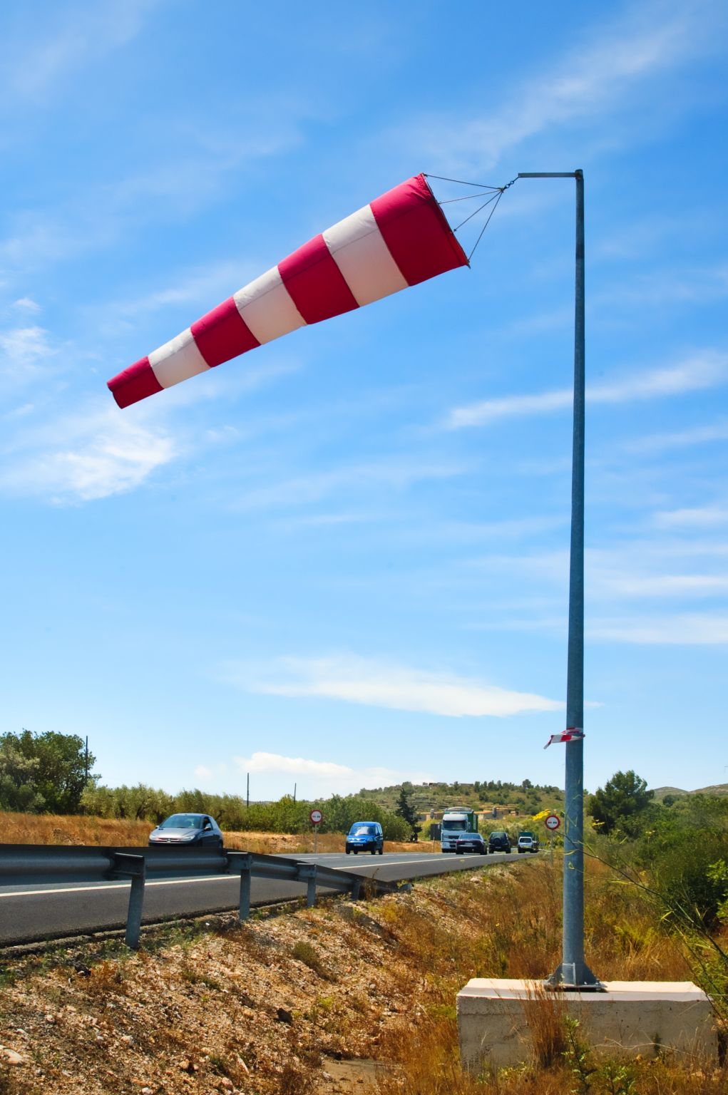 une manche à air indiquant la direction et la force du vent