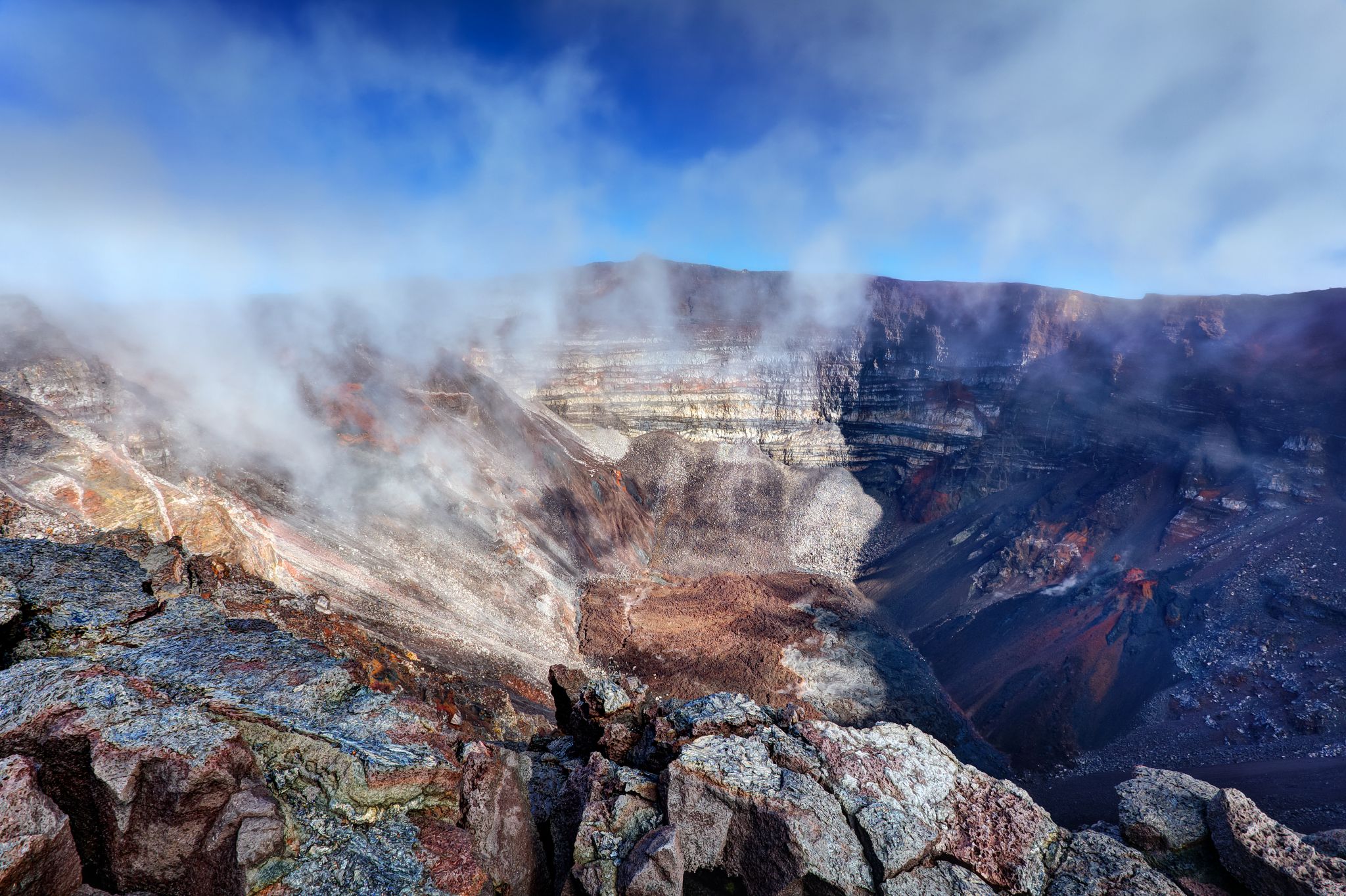 le cratère du piton de la Fournaise, sur l’île de La Réunion