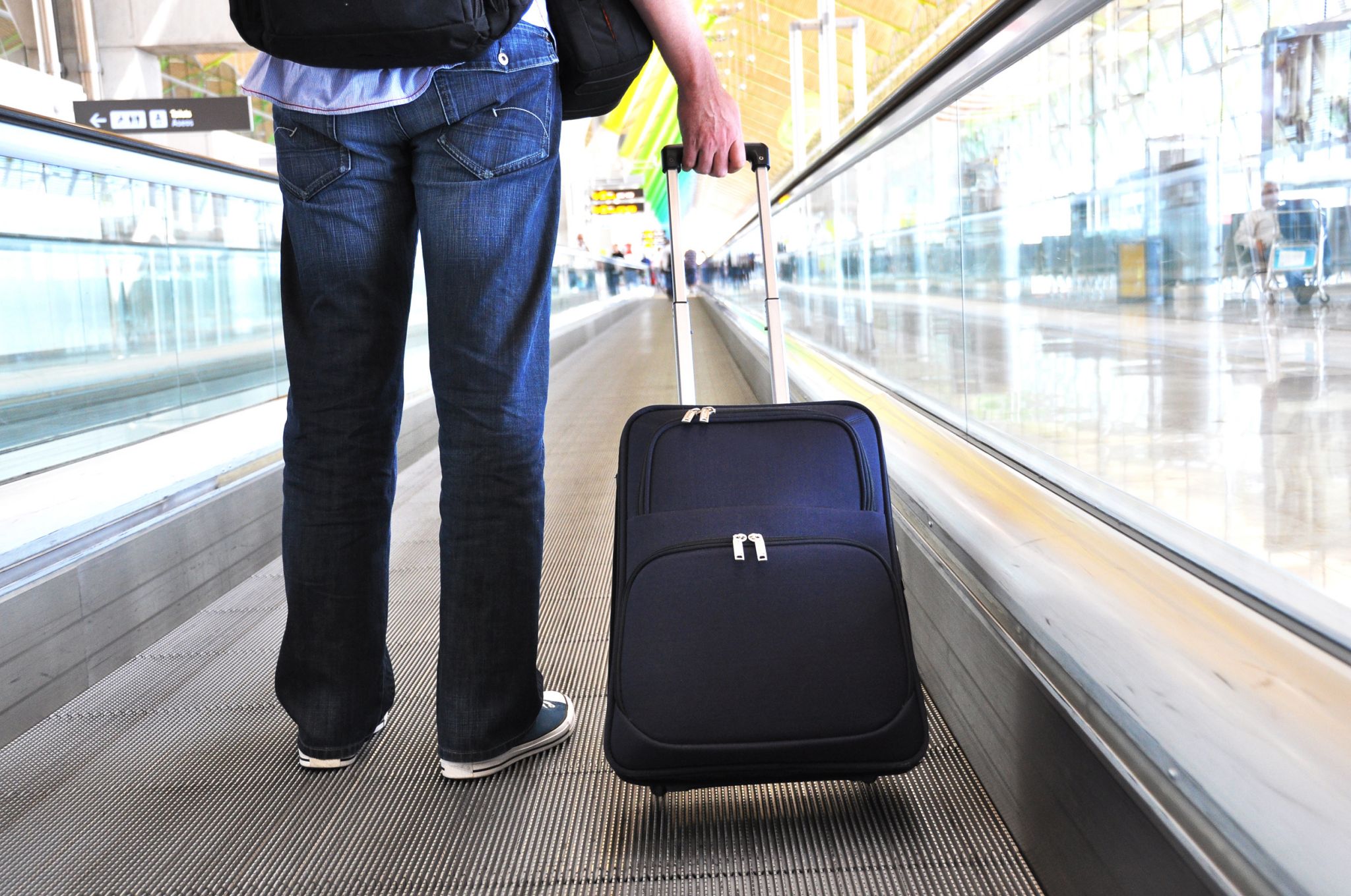 un tapis roulant dans un aéroport