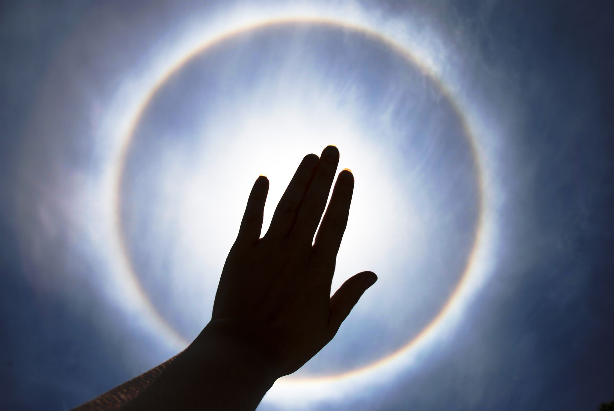 un halo éblouissant formé par des nuages (cirrus)