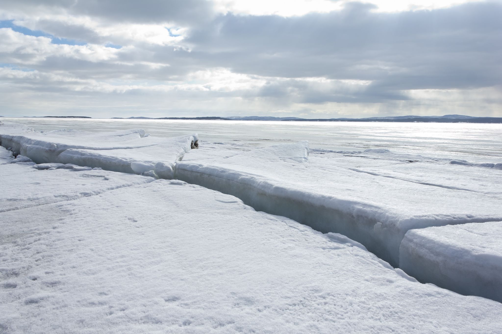 une crevasse dans la glace