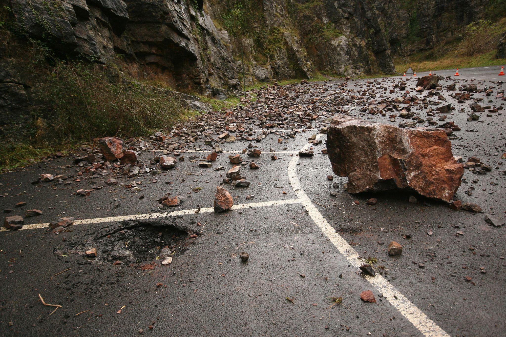 des éboulis sur une route de montagne